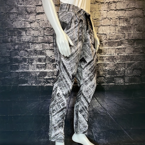 Lululemon Namaskar Pant II Size 6 - Picture 5 of 15